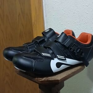 Peloton Cycling Shoes Men’s 6 / Women’s 8 w/ Delta Cleats Black White